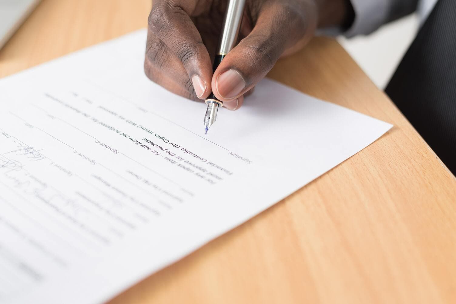 man-signing-contratc.jpg
