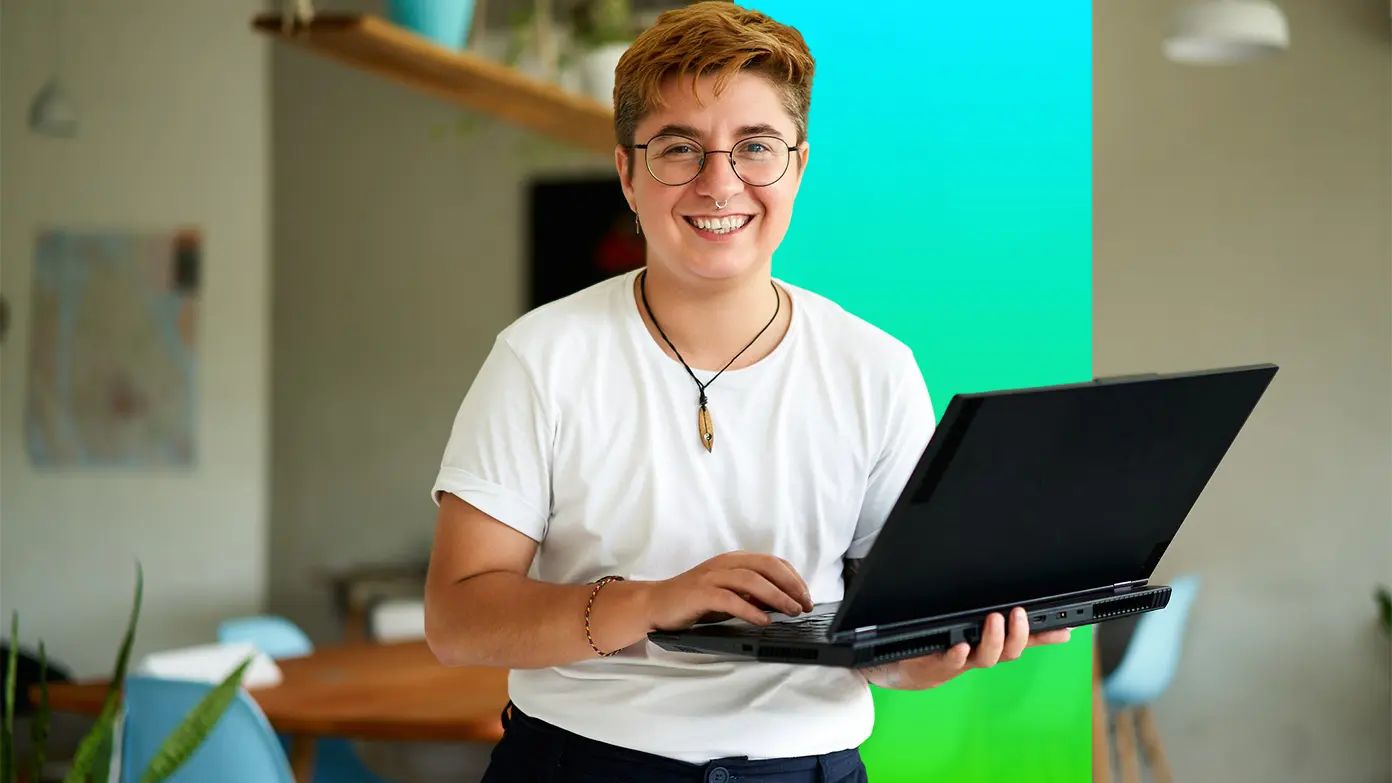 站著拿著黑色筆記型電腦的人