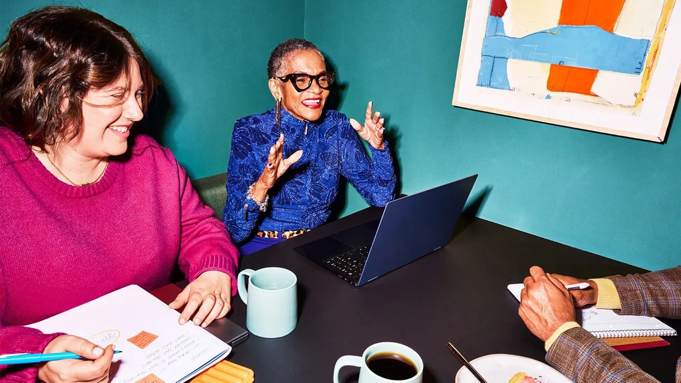 此圖片顯示一群人參與圍繞桌子的討論。 