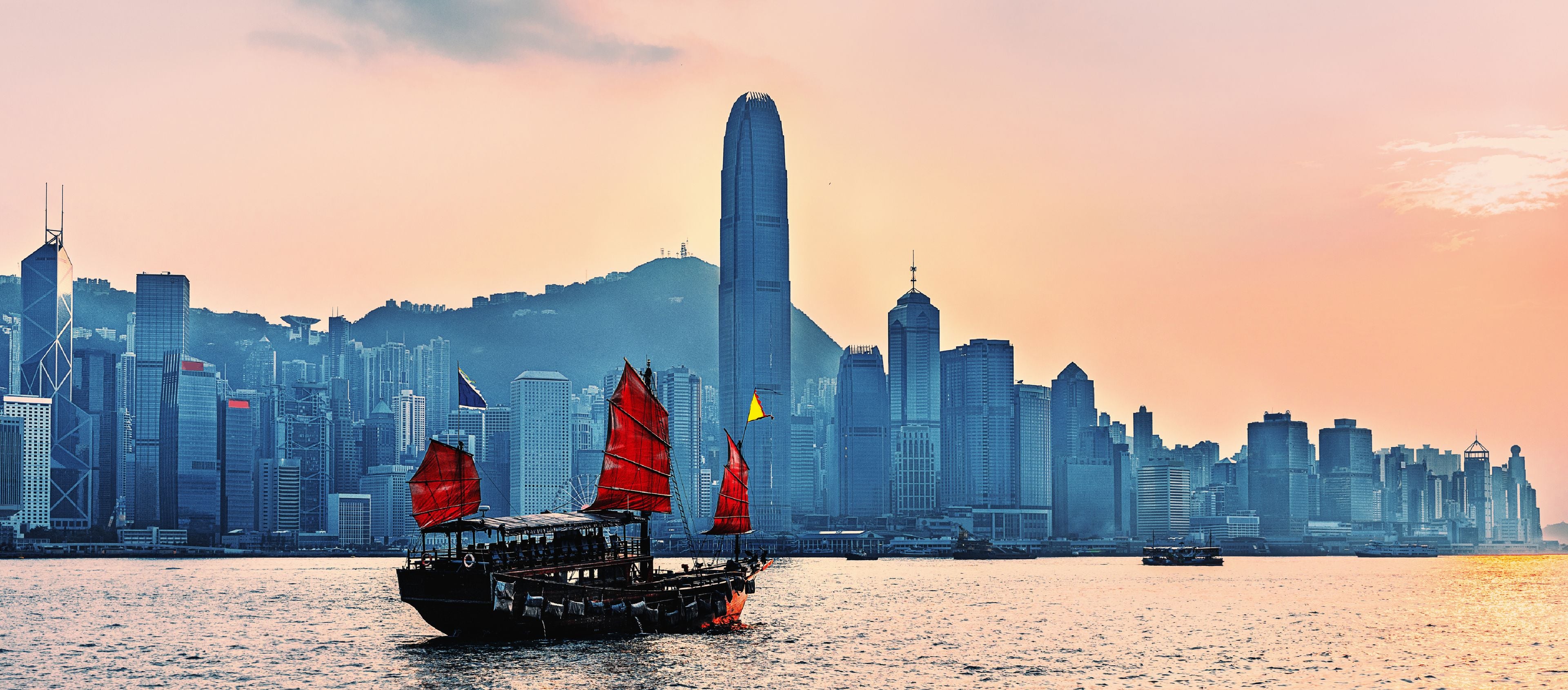 香港的都市天際線擁有眾多高聳的建築，包括中央的醒目高聳的摩天大樓