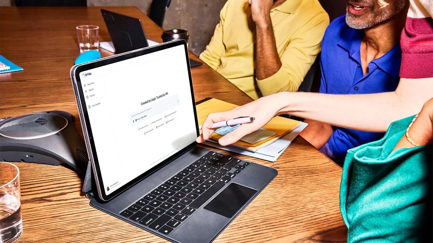 此圖片顯示一群人聚集在木桌旁，參與討論或會議。 