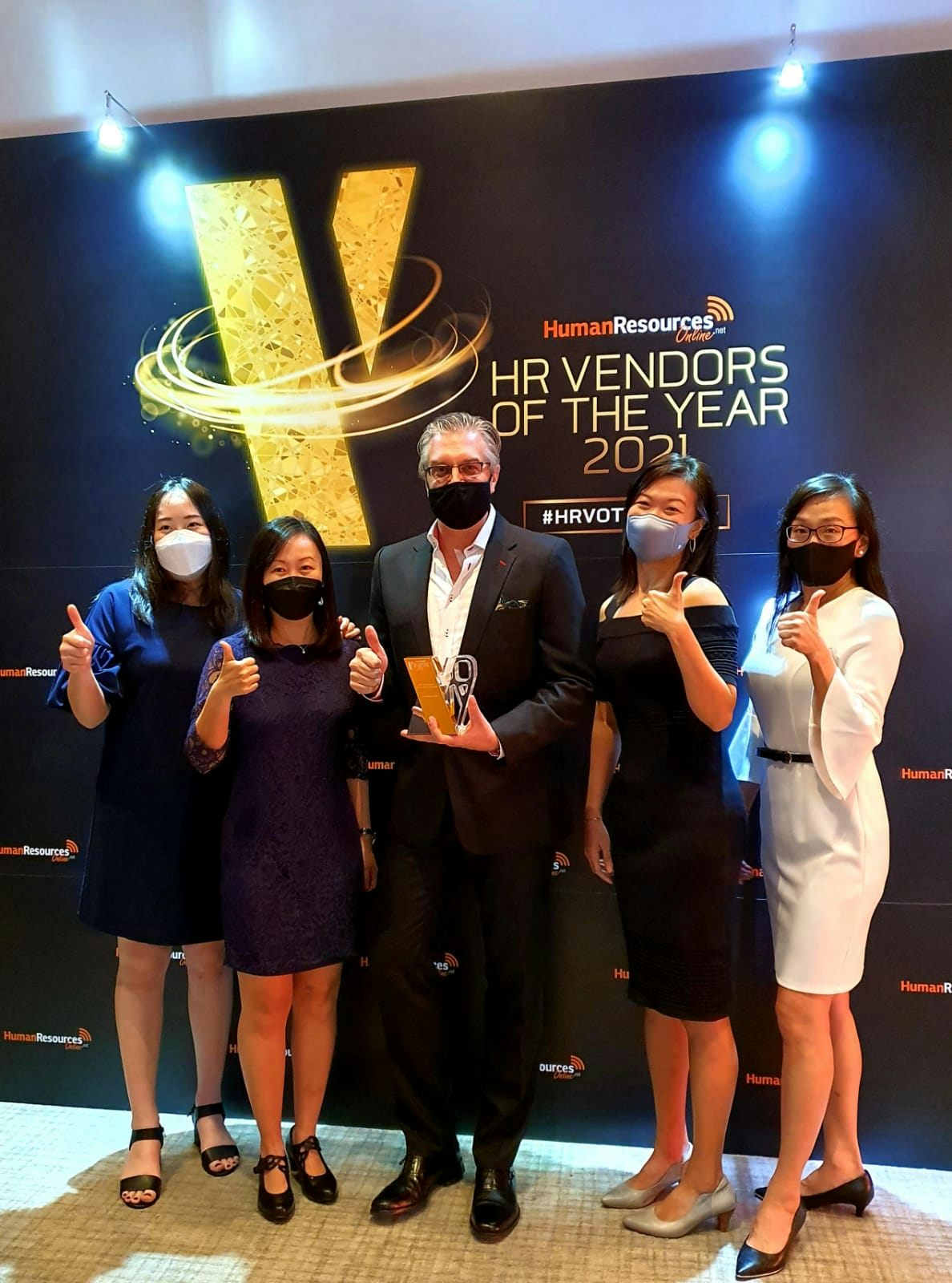 Globalization-Partners-APAC-Team-pick-up-the-Best-EOR-Award-at-the-HRO-VOTY-Awards