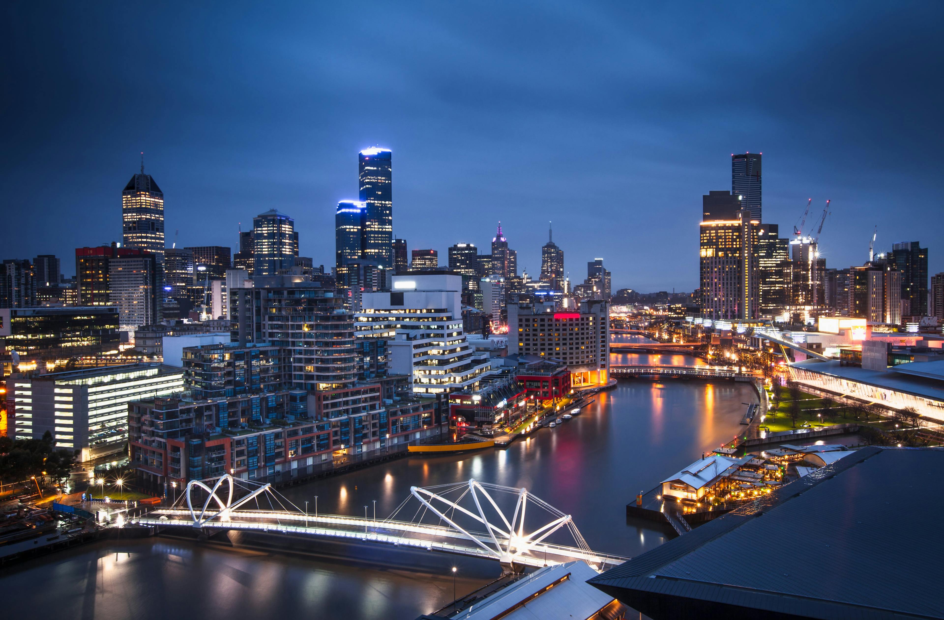 the-yarra-river-and-the-city-of-melbourne-in-the-early-morning-SBI-326469112-min.jpg